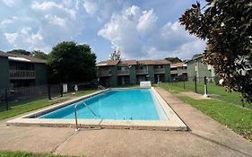 Modern 2 Bedroom Townhome Minutes From The Beach!!